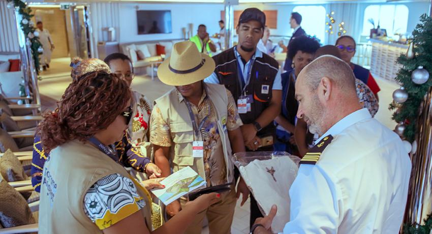 Le bateau DUMONT D'URVILLE débarque au Port de Toamasina 